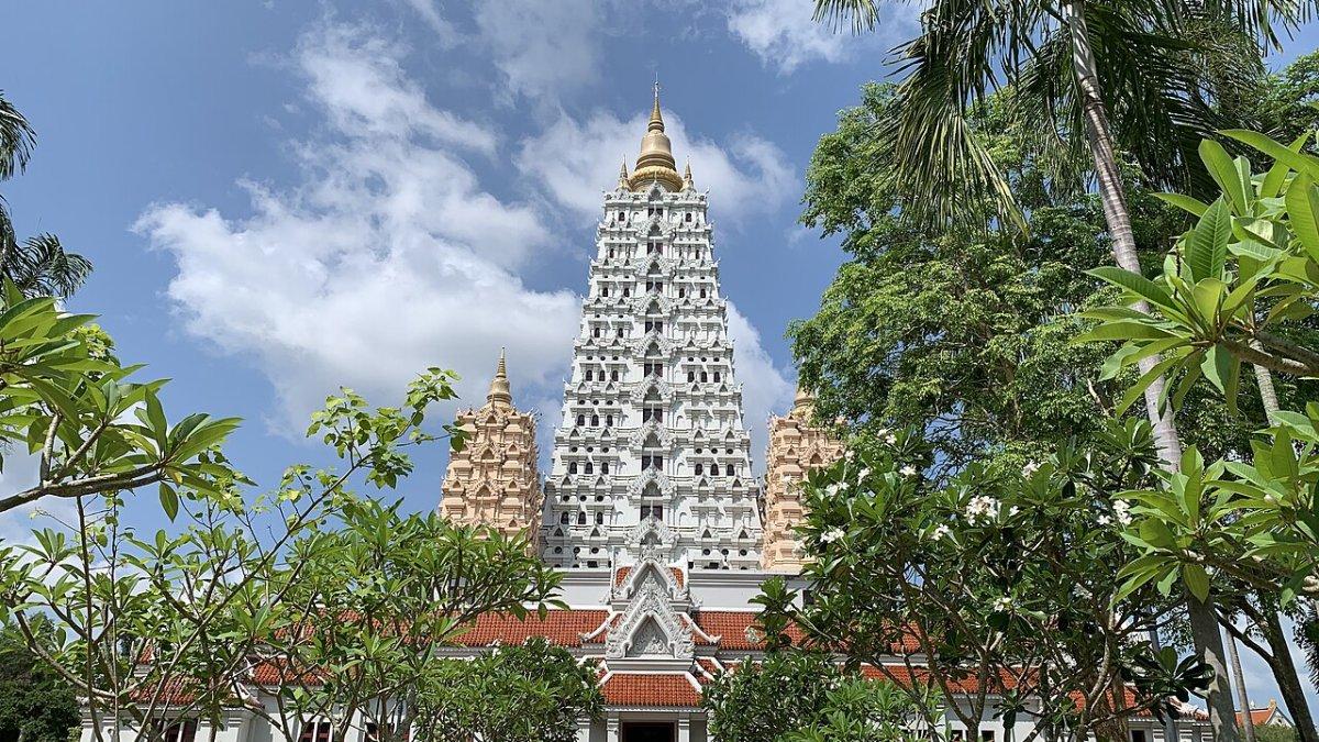 Wat Yansangwararam, satu tempat wisata terbaik di Pattaya Thailand yang menarik buat kamu jelajahi.