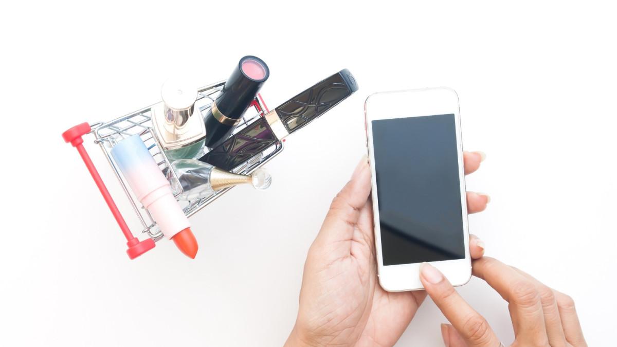 Belanja produk kecantikan dan skincare lewat ponsel selama Watsons 11.11 Super Sale dengan diskon hingga 70 persen.