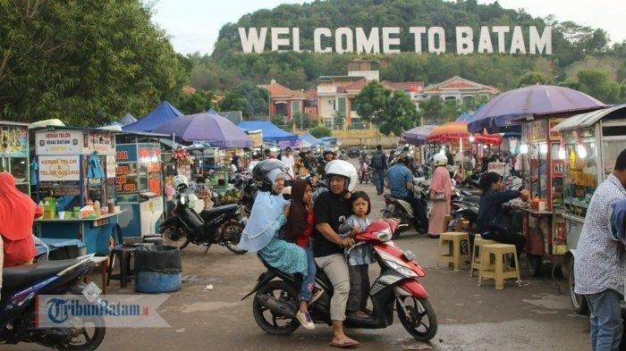 WISATA BATAM - Suasana Kawasan Wisata Welcome to Batam (WTB) yang dipenuhi kuliner, Rabu (16/4/2025).