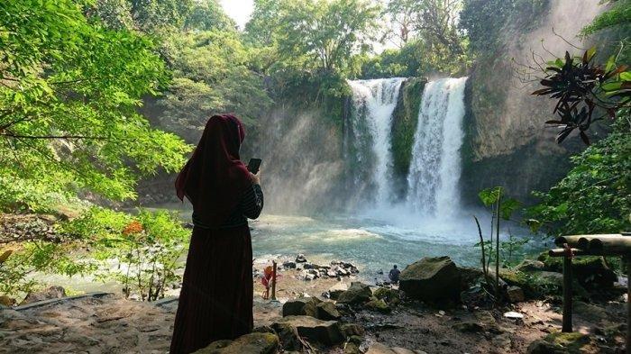 WISATA PEMALANG - Pengunjung menikmati suasana Wisata Curug Bengkawah, di Desa Sikasur, Kecamatan Belik, Kabupaten Pemalang, Kamis (27/5/2021). Curug Bengkawah bisa menjadi tempat wisata pilihan untuk menikmati liburan akhir pekan dengan tarif terjangkau.