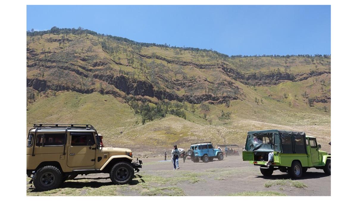 Wisata Jeep di Bukit Teletubies Bromo.