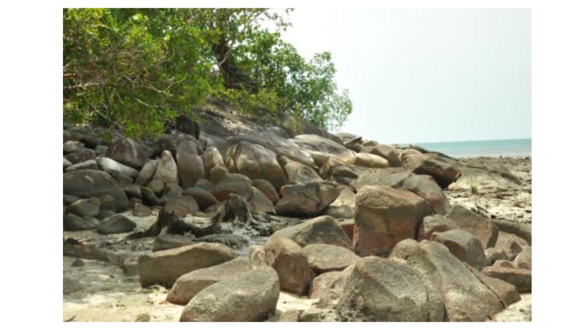 Pesona Batu-batu Granit di Tanjung Batu Pulas di Dusun Mengguru, Desa Cendil, Kecamatan Kelapa Kampit, Kabupaten Belitung Timur, Kepulauan Bangka Belitung.