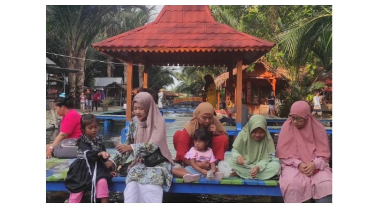 Keseruan Wisatawan saat Berkunjung Menikmati Wisata Terapi Ikan di Wisata Pelang, Merakurak, Tuban, Jawa Timur
