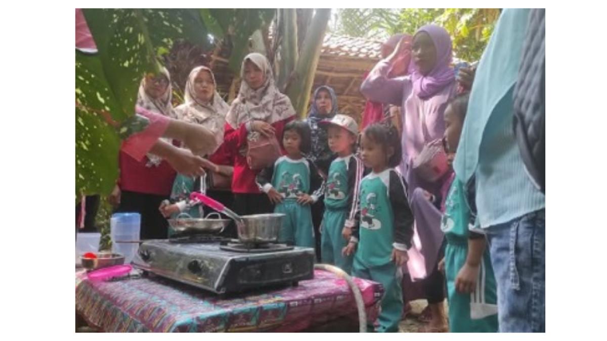 Pengunjung di Wisatawan Menikmati Wisata Terapi Ikan di Wisata Pelang, Merakurak, Tuban, Jawa Timur saat Mengikuti Edukasi Mengolah Sagu