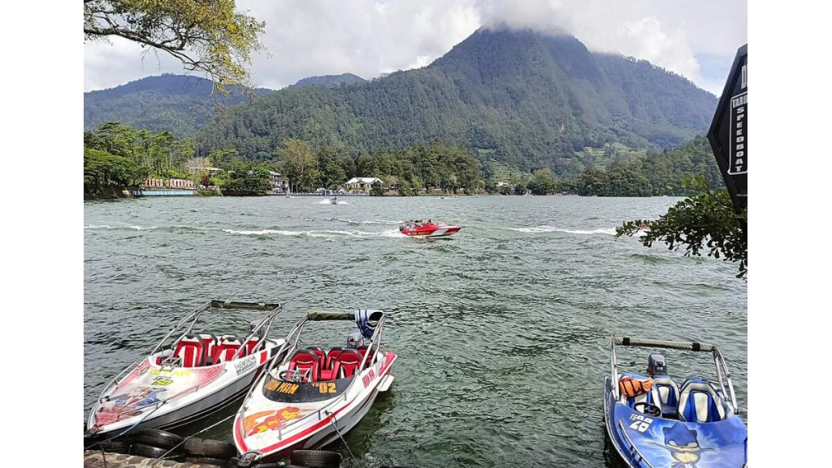 Telaga Sarangan merupakan salah satu telaga di Jawa Timur. Di Telaga Sarangan terdapat wahana perahu cepat (speed boat). Para pengunjung dapat merasakan sensasi naik perahu cepat di Telaga Sarangan.
