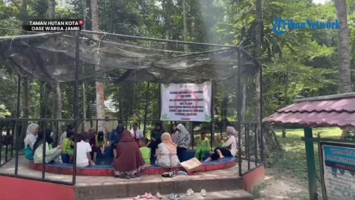 Wisata terapi ikan di Taman Hutan Kota Muhammad Sabki atau yang kini ramai disebut sebagai Taman Hutan Kota Jambi