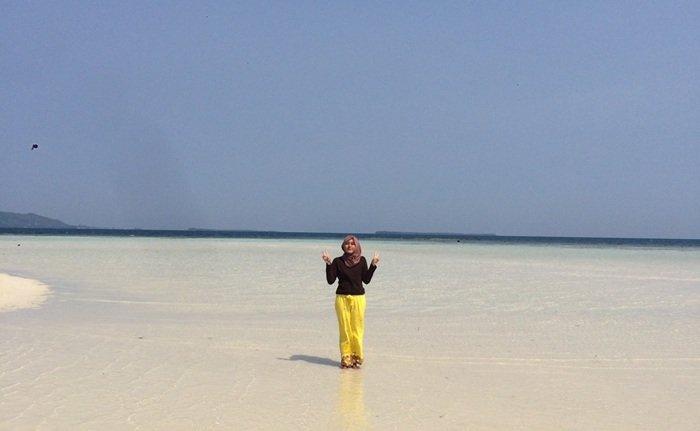 WISATA KARIMUNJAWA - Seorang wisatawan tengah menikmati keindahan pantai di Karimunjawa, Jepara, Jawa Tengah, Selasa (25/2/2025). 