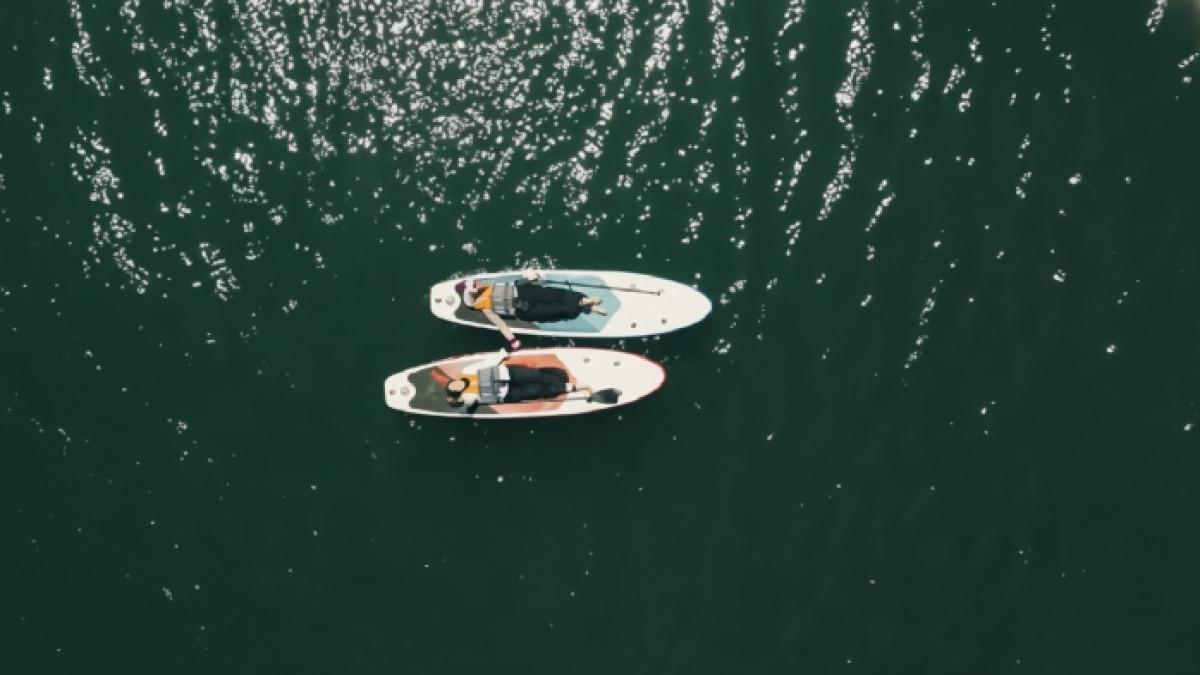 Wisatawan bermain paddle board di Pantai Anggalo Kecamatan Soropia, Kabupaten Konawe, Sulawesi Tenggara.
