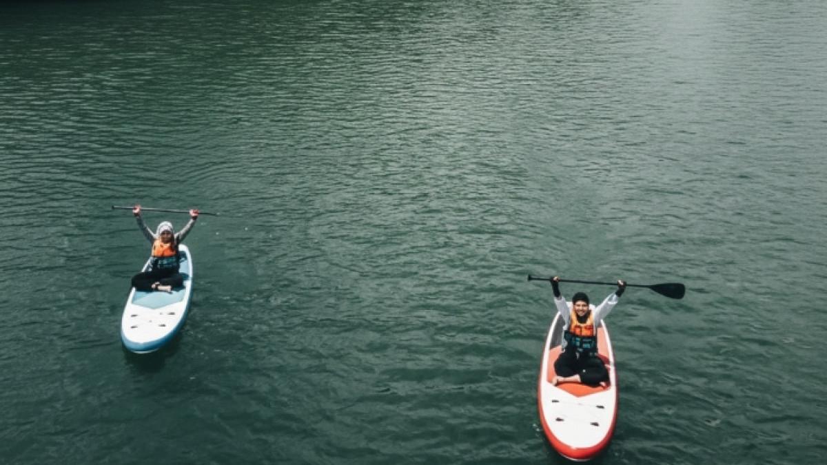 Wisatawan bermain paddle board di Pantai Anggalo Kecamatan Soropia, Kabupaten Konawe, Sulawesi Tenggara.