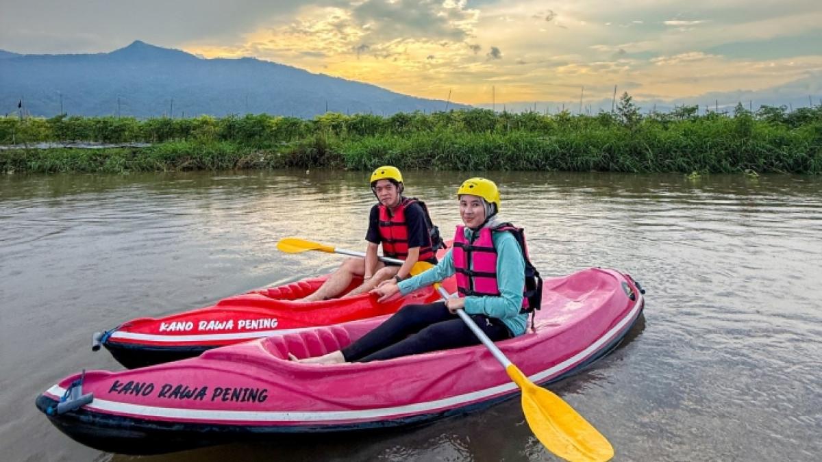 Wisatawan bermain wahana air di Kano Rawa Pening Semarang, Jawa Tengah.