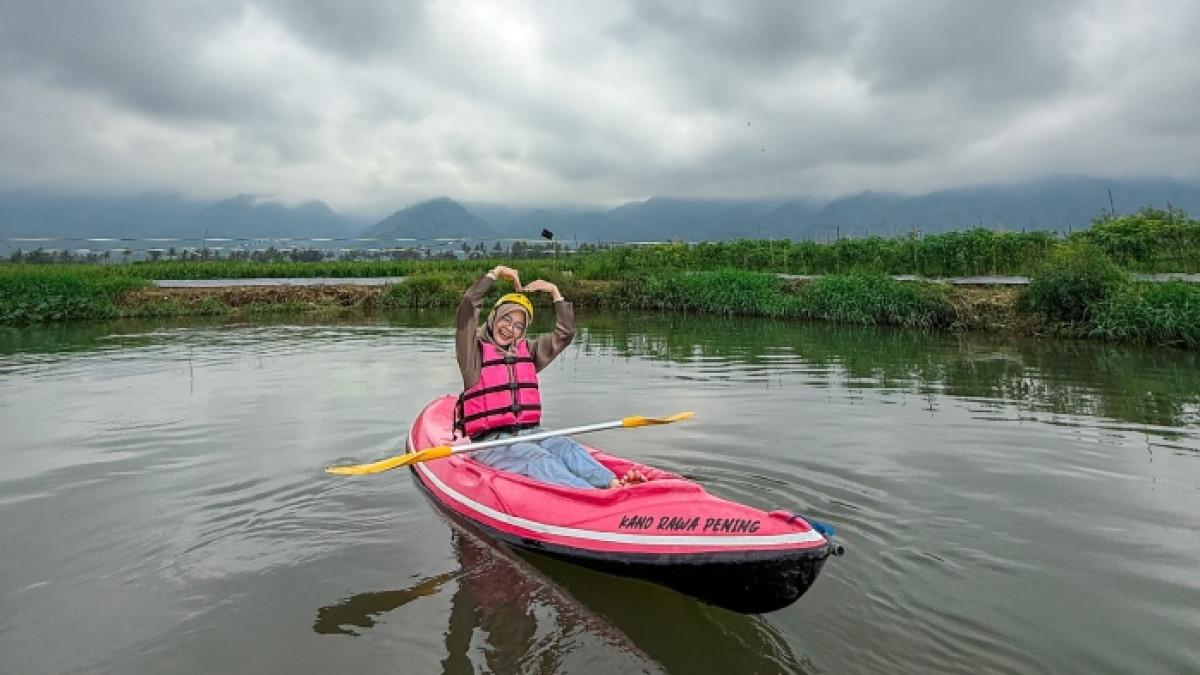 Wisatawan bermain wahana air di Kano Rawa Pening Semarang, Jawa Tengah.
