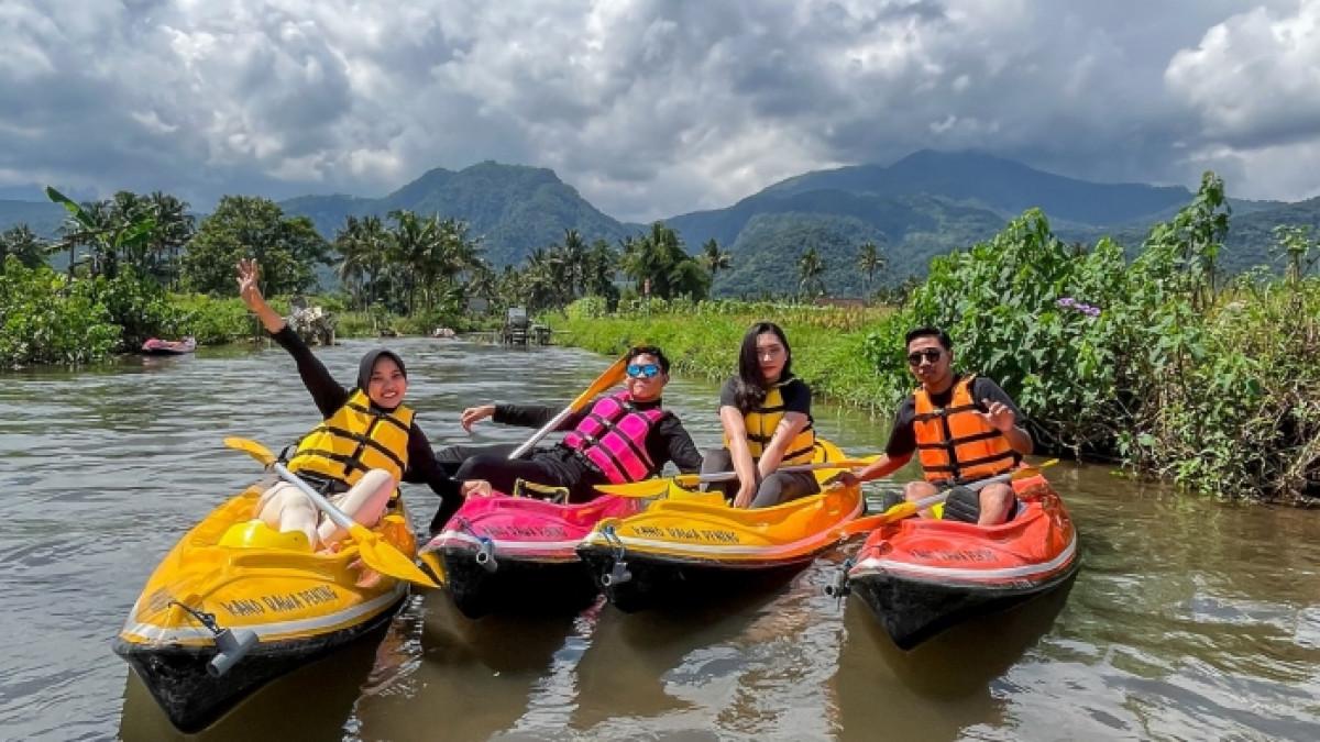 Wisatawan bermain wahana air di Kano Rawa Pening Semarang, Jawa Tengah.