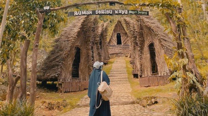 Wisatawan berpose di Seribu Batu Songgo Langit, tempat wisata alam di Bantul, Jogja.