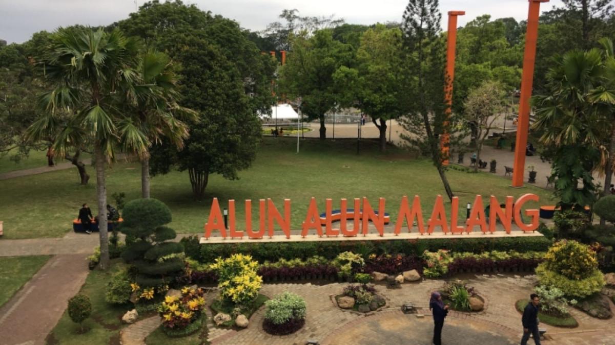 Wisatawan bersantai di Alun-alun Malang, Jawa Timur. Destinasi populer di Kota Malang ini bisa dikunjungi secara gratis.