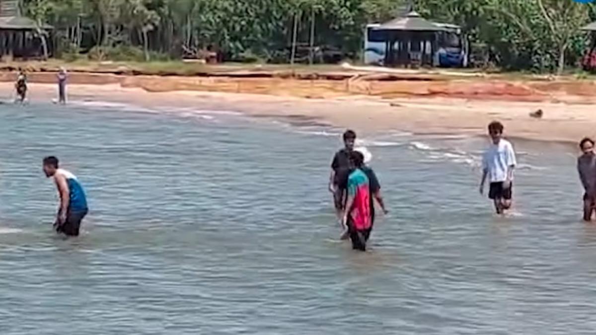 Wisatawan bermain air di Pantai Borneo Jorong, Desa Swarangan, Kecamatan Jorong, Kabupaten Tanah Laut, Kalimantan Selatan