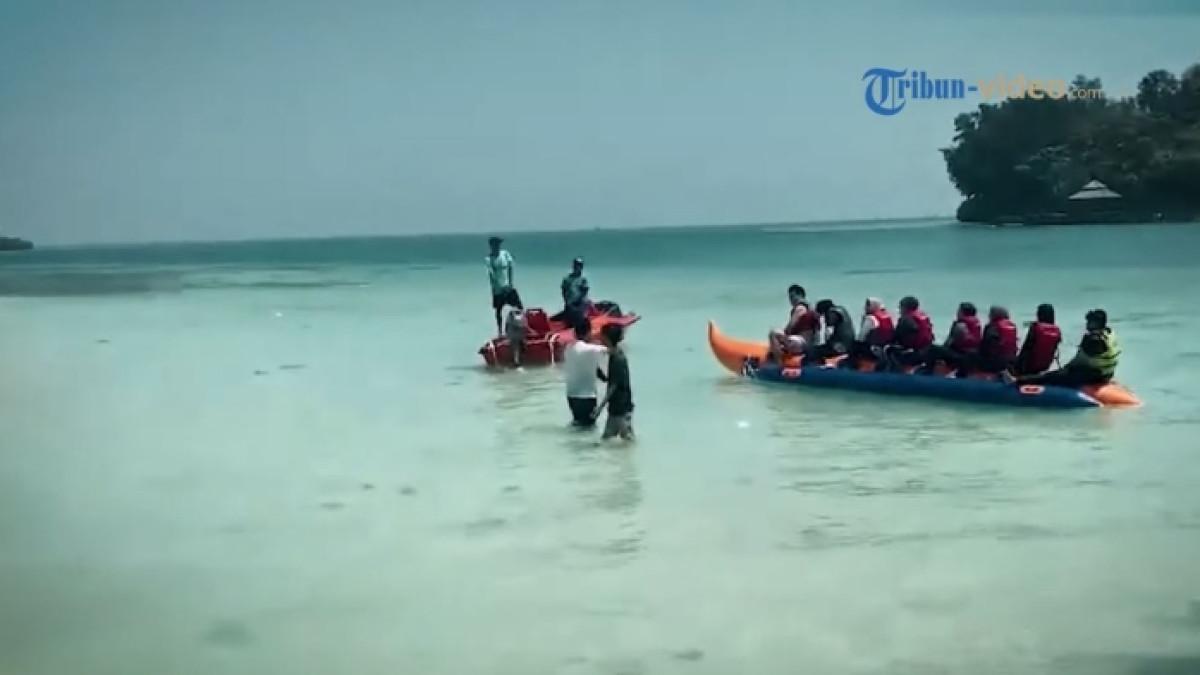 Wisatawan liburan ke Pulau Dolphin di Kepulauang Seribu.