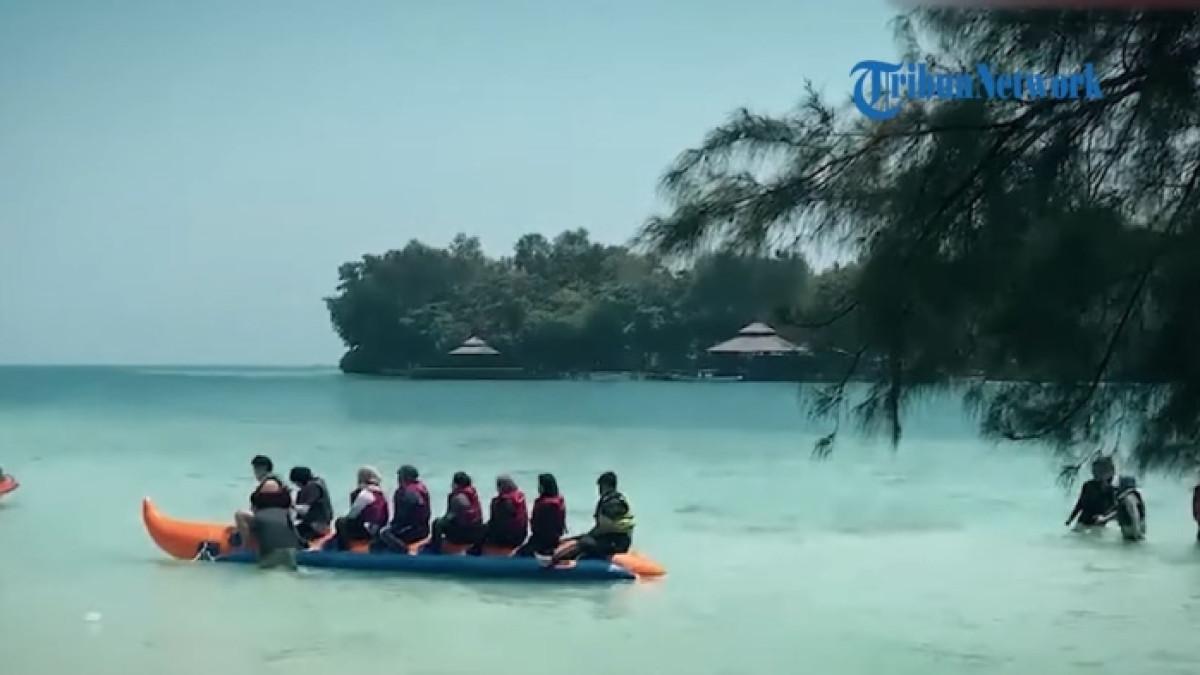 Wisatawan liburan ke Pulau Dolphin di Kepulauang Seribu.