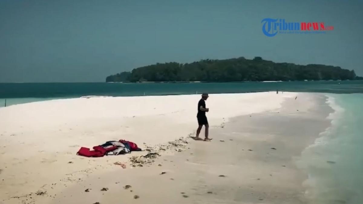 Wisatawan liburan ke Pulau Dolphin di Kepulauang Seribu.