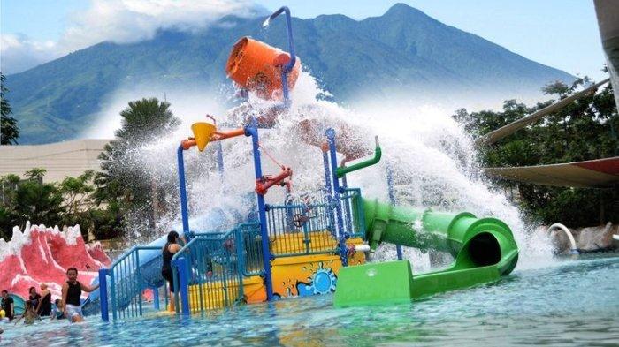 Wisatawan liburan ke The Jungle Waterpark Kecamatan Cisarua, Kabupaten Bogor, Jawa Barat.