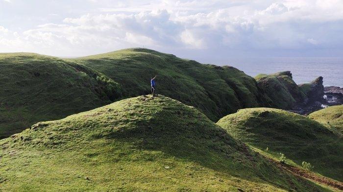 Wisatawan lokal menikmati suasana pagi di Bukit Merese, Kabupaten Lombok Tengah,