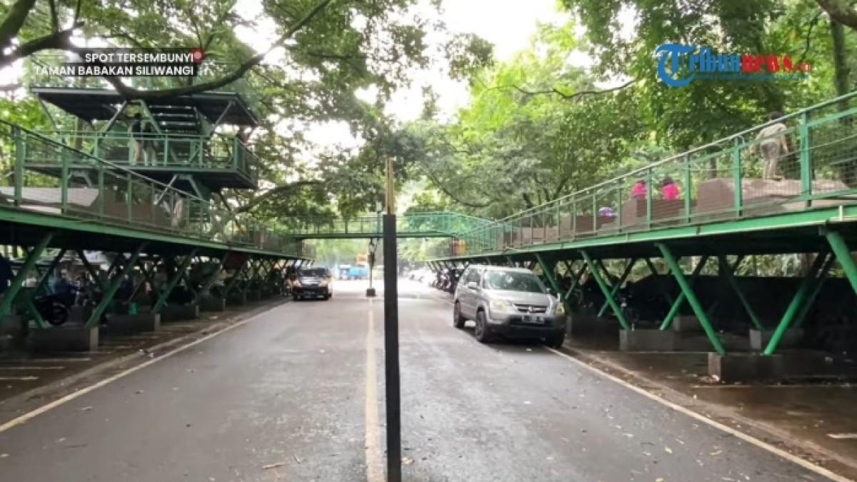 Wisatawan memasuki area wisata Hutan Kota Babakan Siliwangi Bandung, Jawa  Barat.
