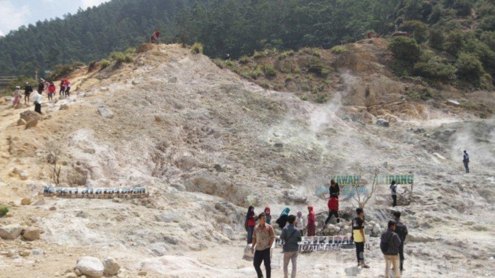 Wisatawan mengunjungi Kawah Sikidang di Kawasan Wisata Dieng di Kabupaten Banjarnegara. Kawah yang masih menunjukkan aktivitas vulkanik menjadi daya tarik pengunjung.