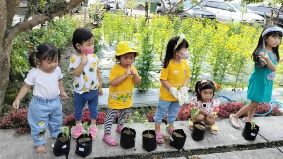 Wisatawan menikmati indahnya bunga di Taman Bunga Bloemencorso Sukoharjo, Jawa Tengah.