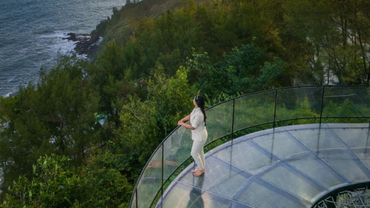 Wisatawan menikmati keindahan alam di Sagara View Karangbolong Kebumen, Jawa Tengah.