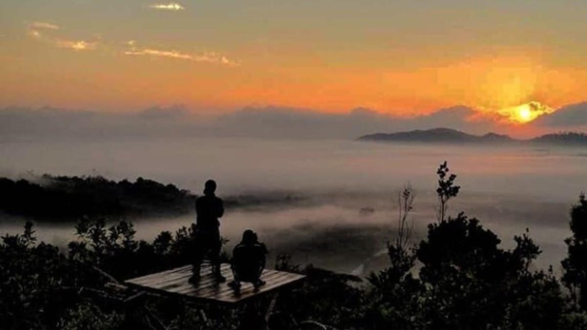 Wisatawan menikmati keindahan sunset di Taman Wisata Alam Gunung Gundul Kabupaten Natuna, Kepulauan Riau.