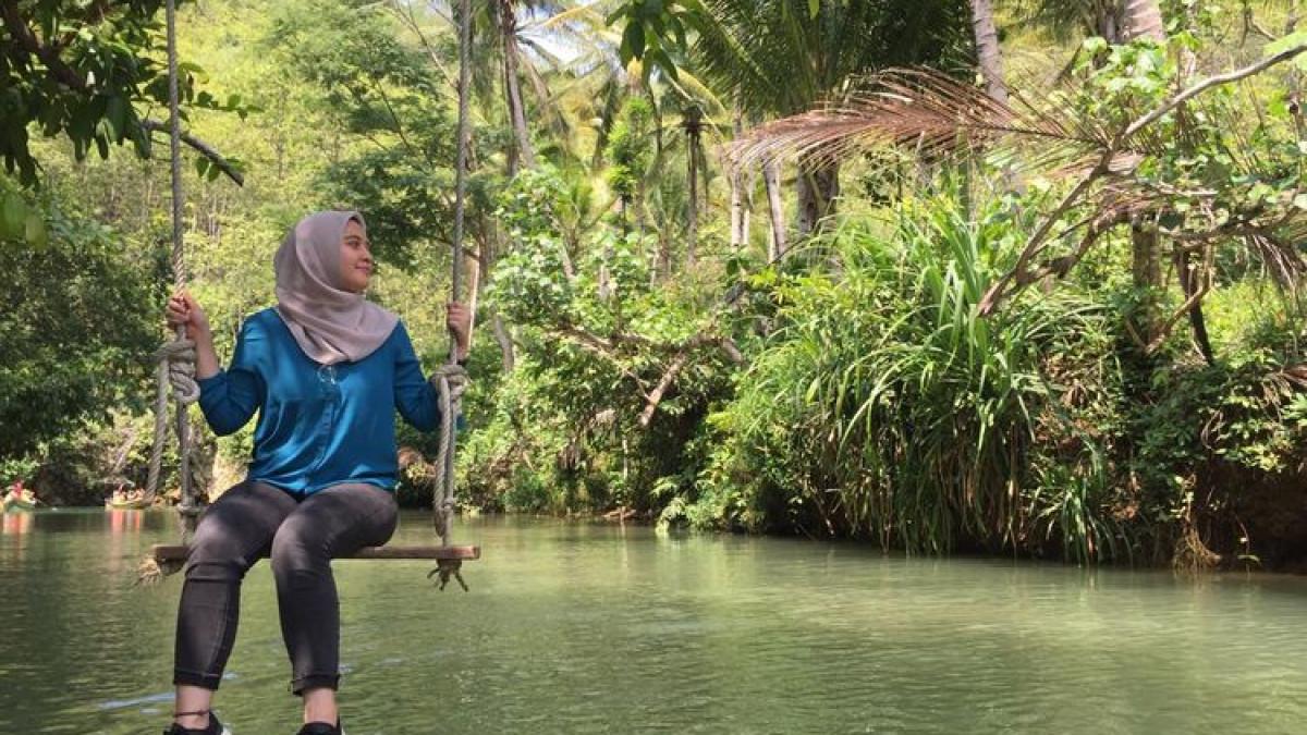 Wisatawan menjajal sensasi naik ayunan di atas Sungai Maron dengan kedalaman hingga 20 meter.
