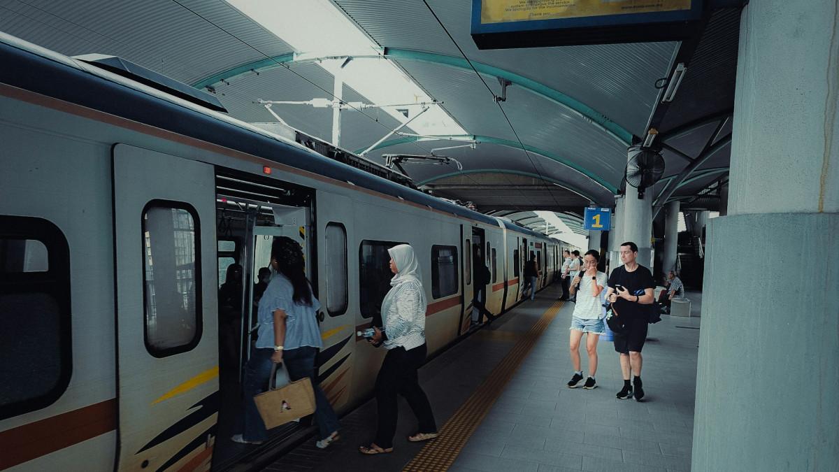 Wisatawan menuju ke Singapura dari Malaysia naik kereta