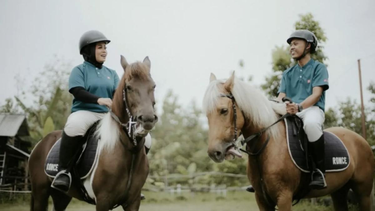 Wisatawan menunggang kuda di Ronce Stable & Farm Sukoharjo, Jawa Tengah.