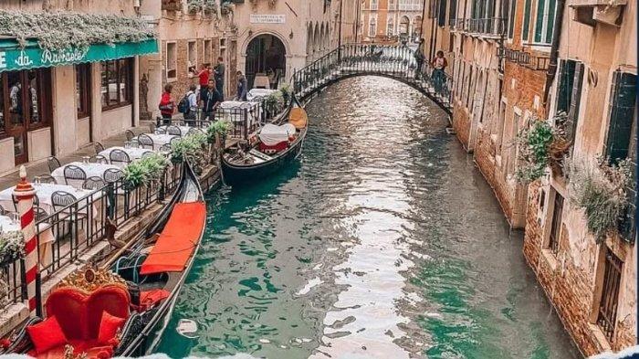 Wisatawan naik wahana gondola di Little Venice Kota Bunga, Cianjur, Jawa Barat.
