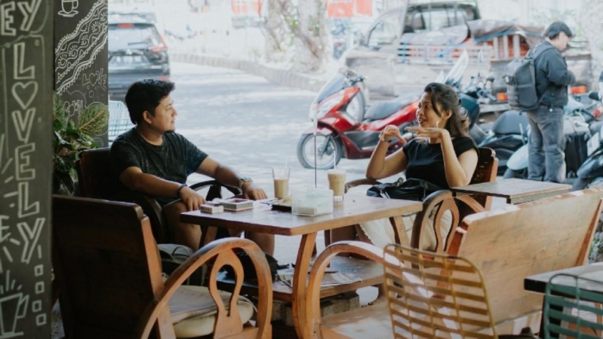 Wisatawan nongkrong di Kopi Zeen, kafe populer di Kuta, Bali.