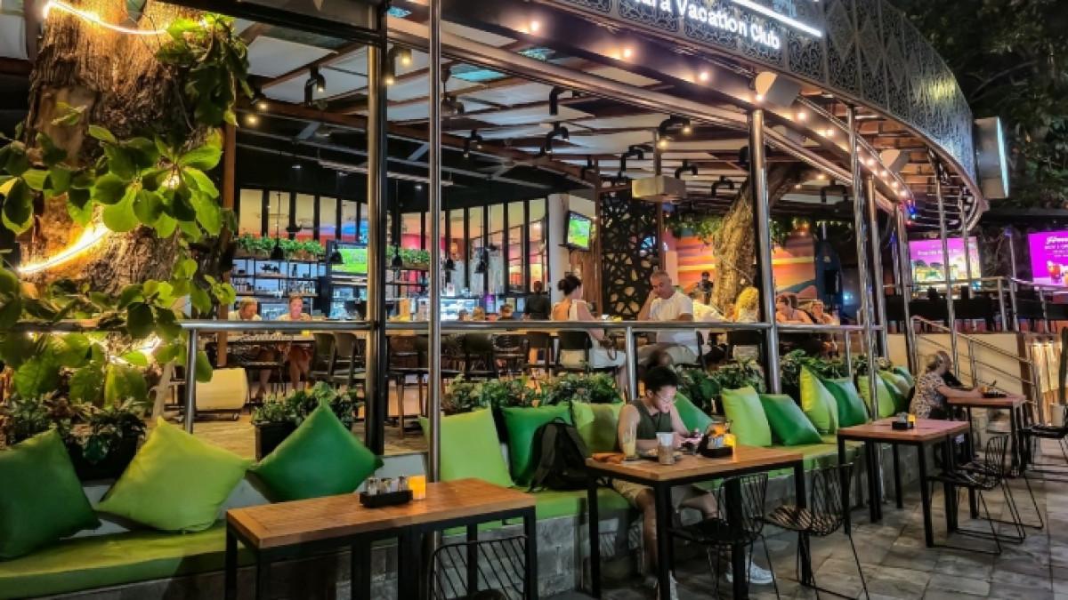 Wisatawan nongkrong di The Coffee Club Kuta, Bali.