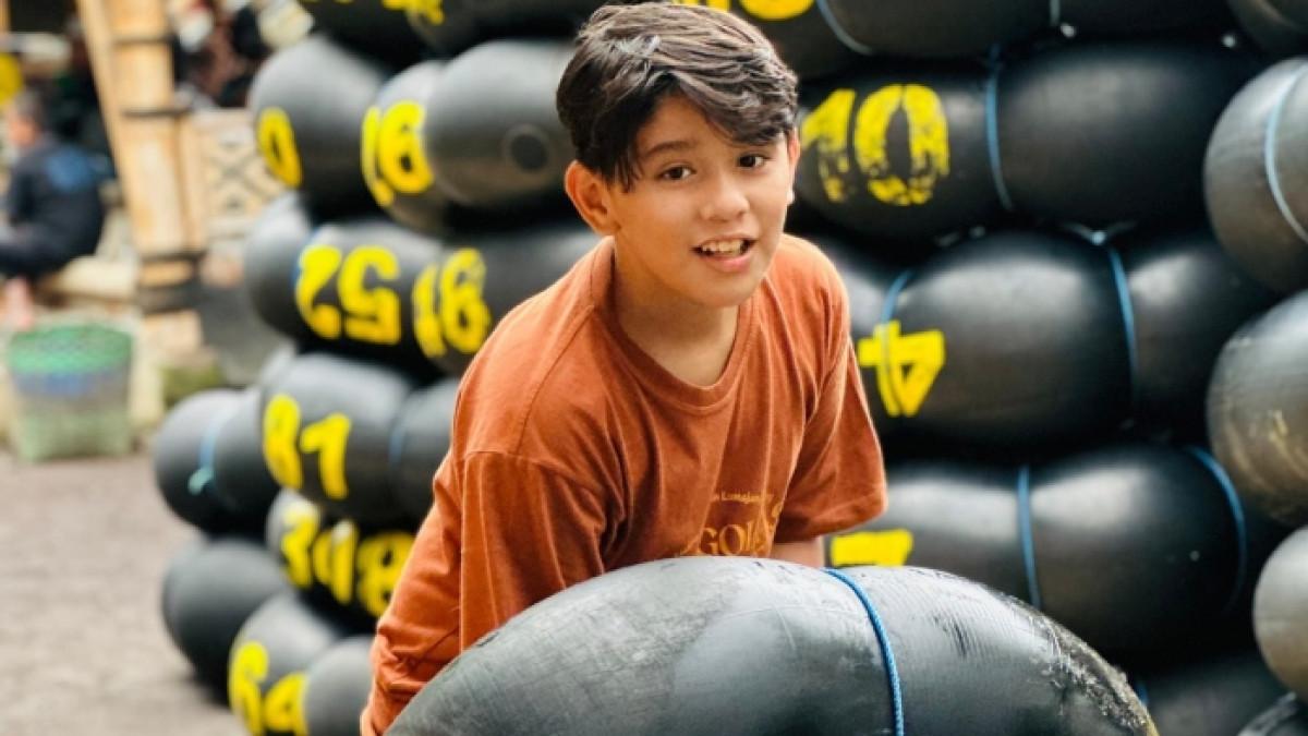 Wisatawan nyobain wahana Mini Tubing Tumpak Selo di Lumajang, Jawa Timur.