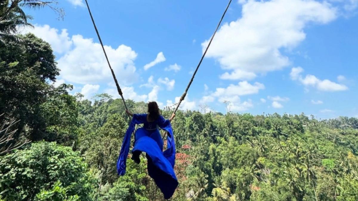 Wisatawan nyobain wahana ayunan ekstrem di Bali Swing Kabupaten Badung, Bali.
