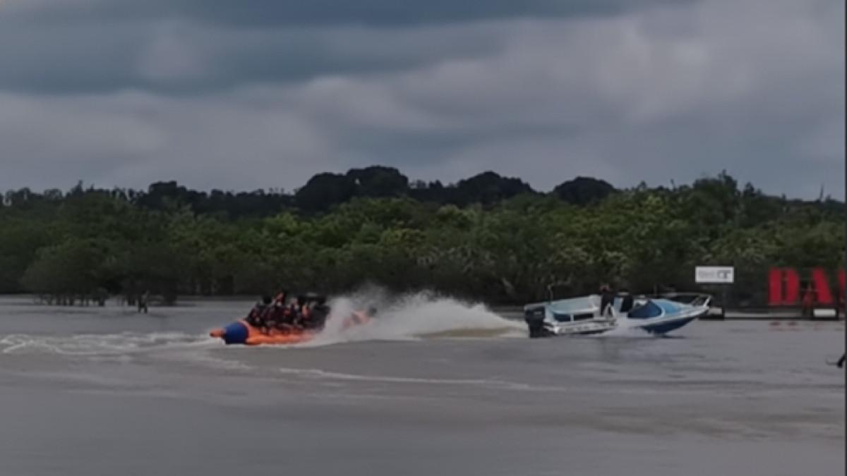Wisatawan nyobain wahana banana boat di Danau Tangkas Muaro Jambi, Jambi.