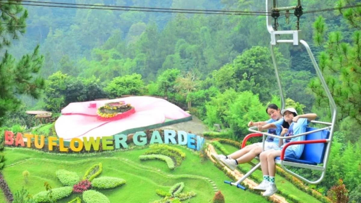 Wisatawan nyobain wahana menantang di Batu Flower Garden, destinasi di Kota Batu, Jawa Timur.