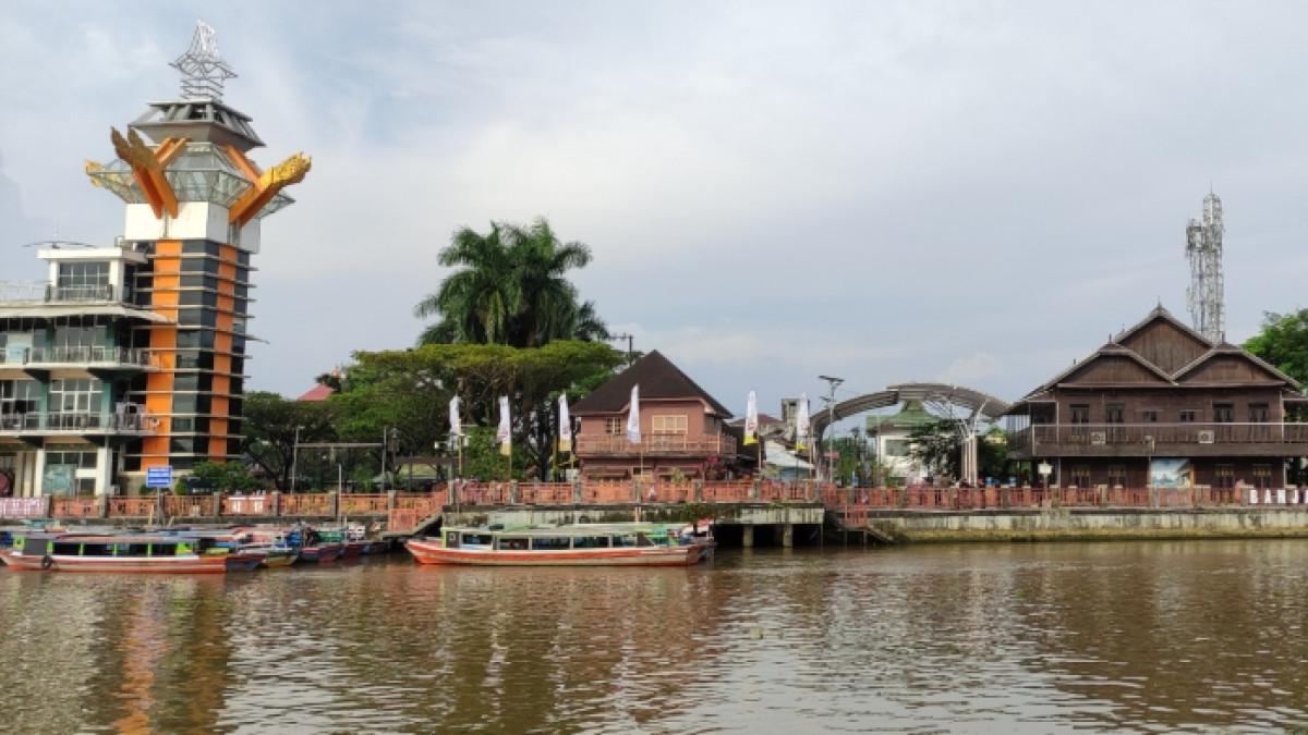Wisatawan nyobain wisata susur sungai di Sungai Martapura Siring Banjarmasin, Kalimantan Selatan.