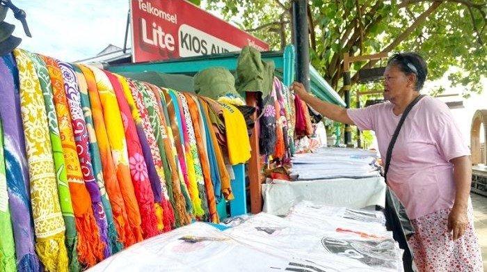 Wisatawan sedang memilih oleh-oleh dari Taman Nasional Bunaken, Manado, Sulawesi Utara untuk dibawa pulang, Kamis (3/7/2025).