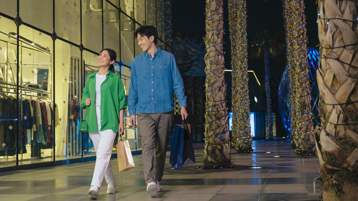 Wisatawan yang berbelanja di Dubai