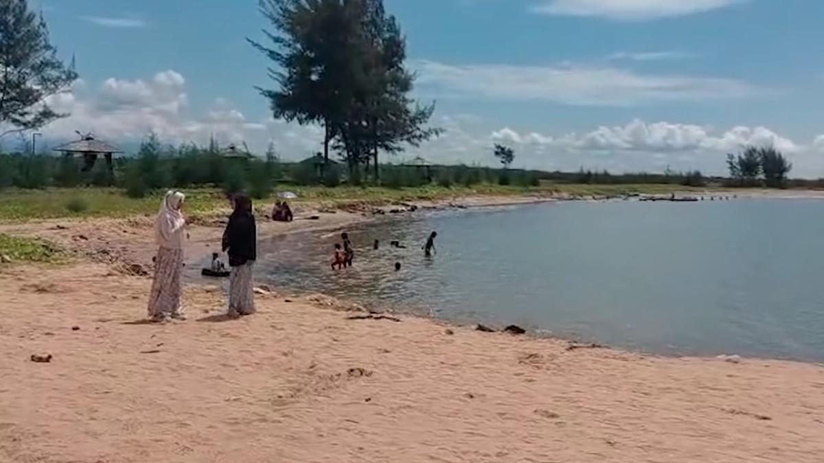 Wisatawan yang berburu foto di Pantai Borneo Jorong, Desa Swarangan, Kecamatan Jorong, Kabupaten Tanah Laut, Kalimantan Selatan