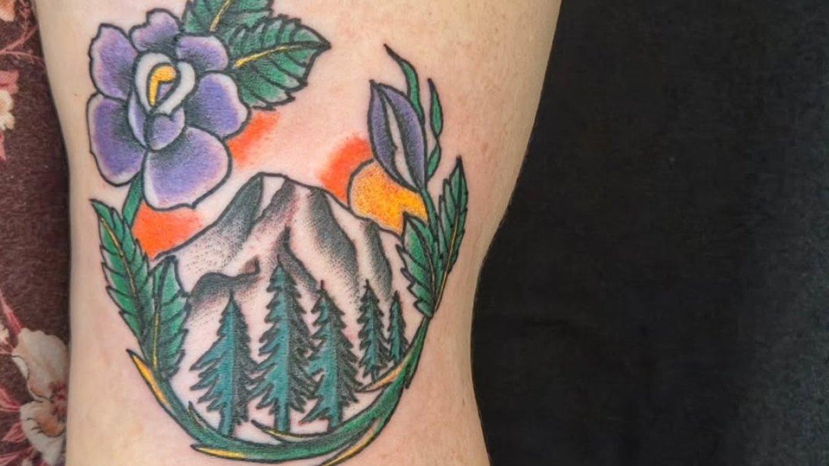 Wisatawan yang membuat tato di Freaks and Geeks Tattoo, Paris, Prancis.