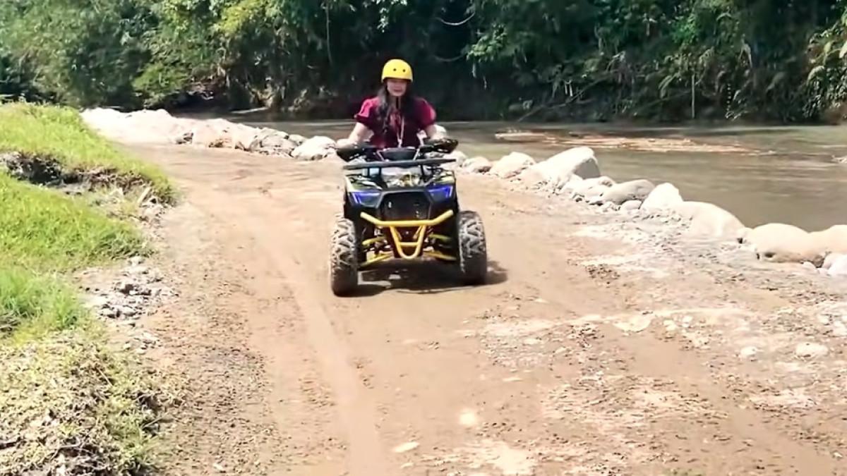Wisatawan yang mencoba ATV di The River Deli Serdang