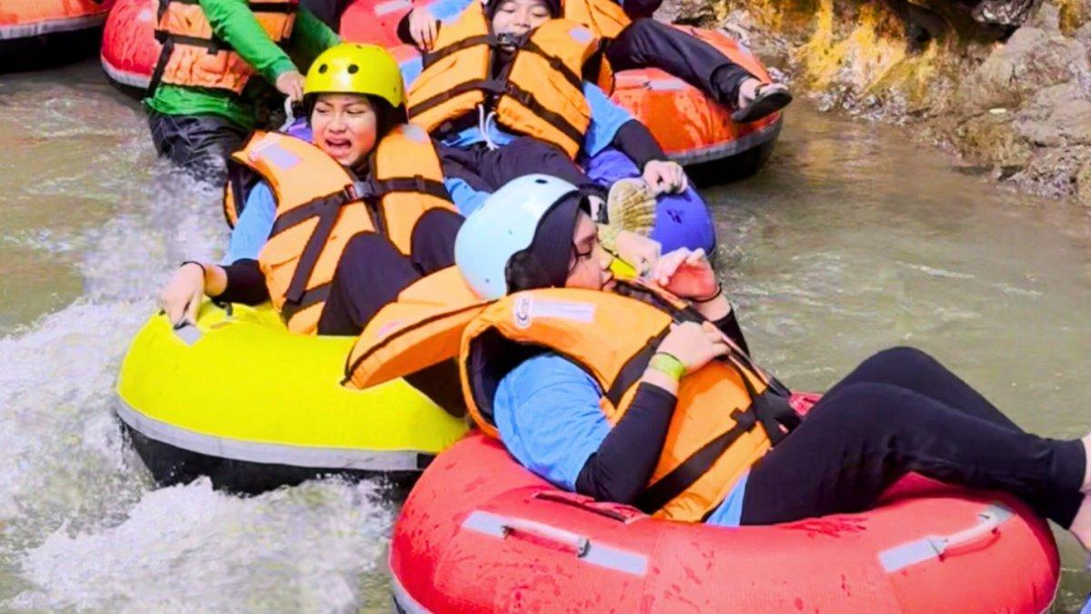 Wisatawan yang mencoba tubing di Rivera Outbound & Edutainment Bogor Jawa Barat.