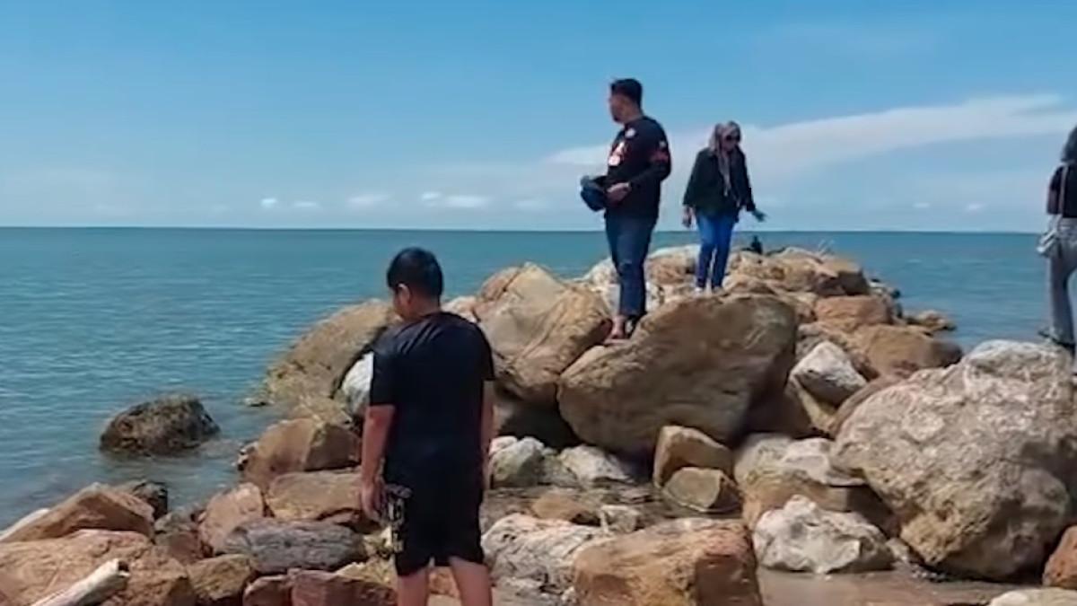 Wisatawan yang menyaksikan keindahan Pantai Borneo Jorong di Desa Swarangan, Kecamatan Jorong, Kabupaten Tanah Laut, Kalimantan Selatan