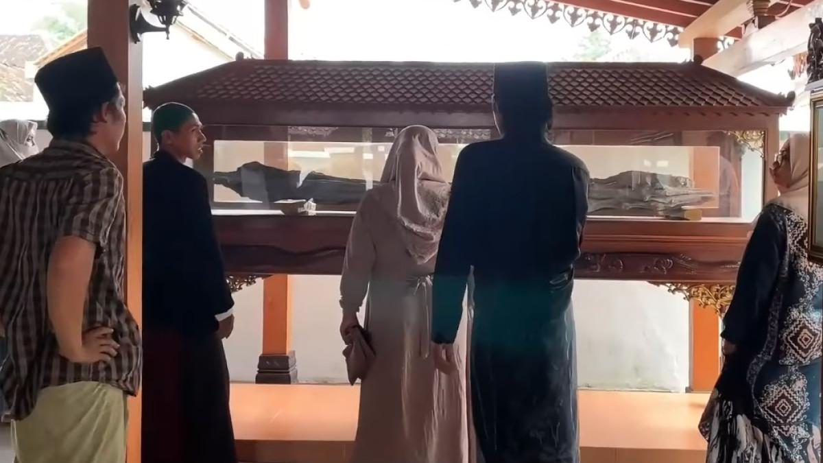 Ziarah di Sragen sambil menikmati suasana tenang di sekitar makam, cocok untuk refleksi.