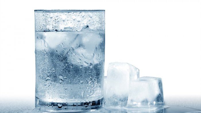 Benarkah Minum Air Es Usai Makan Bisa Bikin Perut Buncit? Ini Faktanya