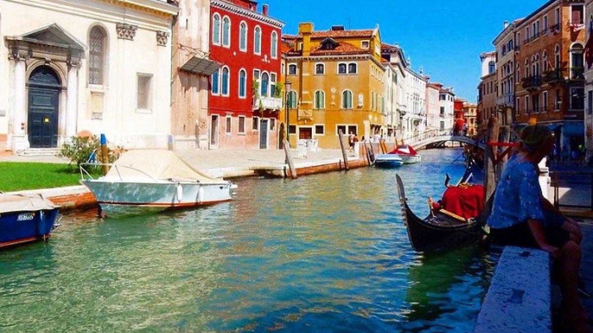 Ilustrasi kanal di Venesia, Italia.